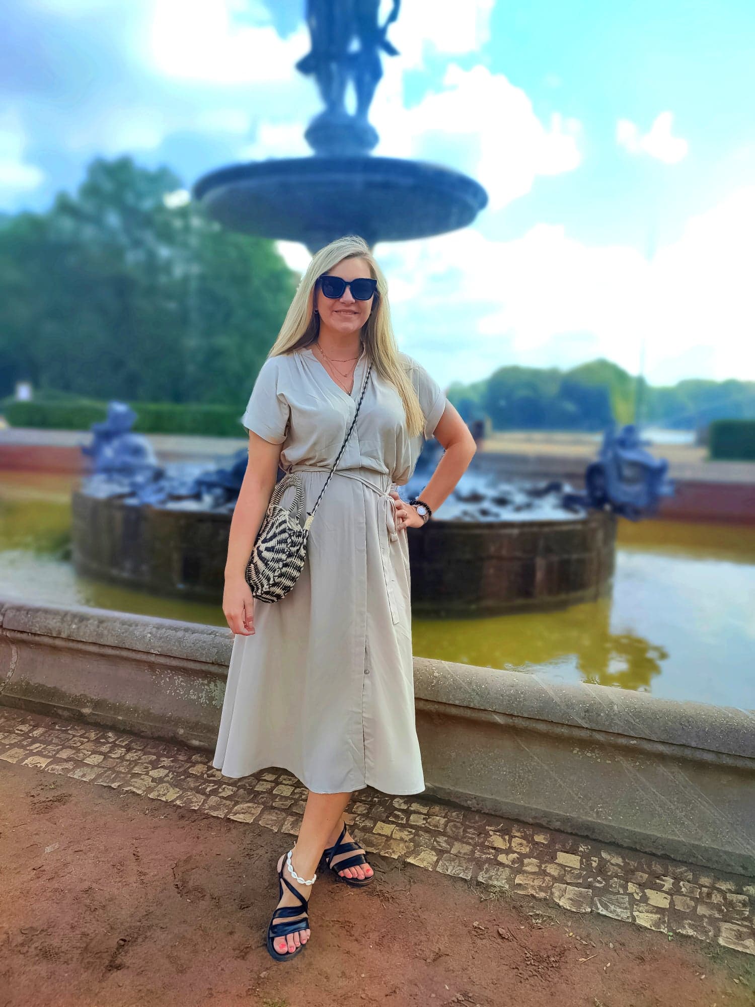 Beżowa szmizjerka Bonprix